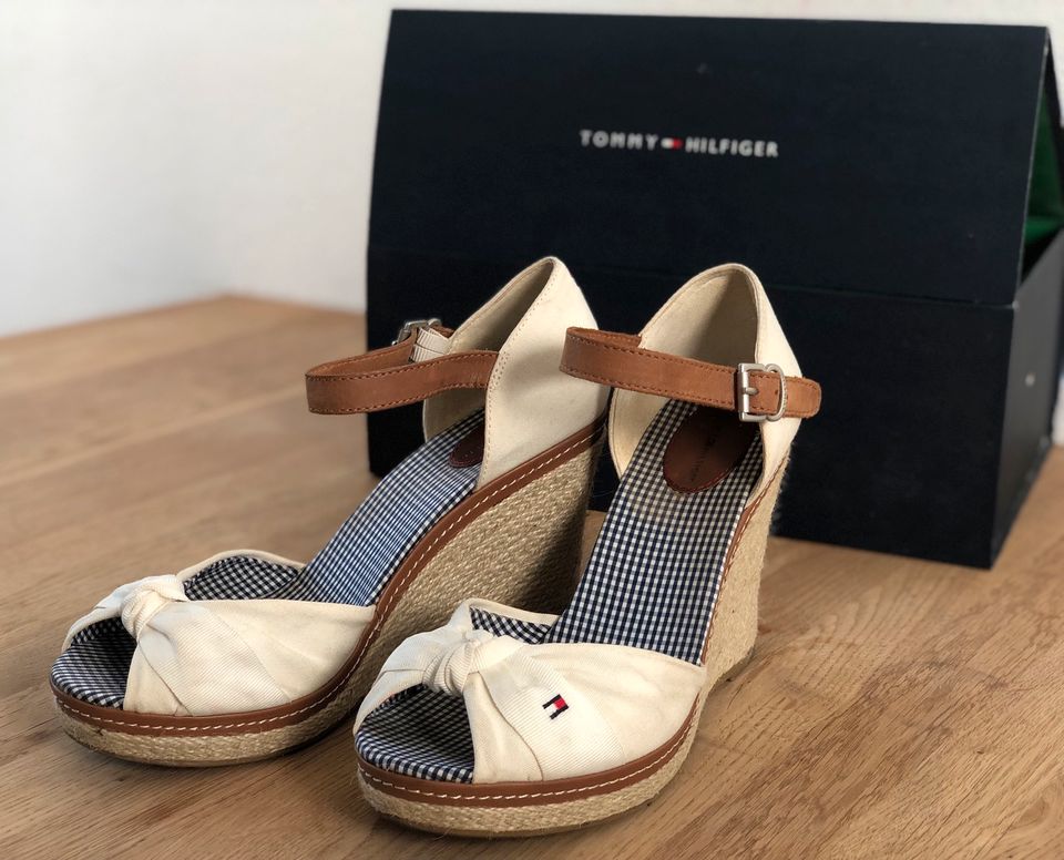 Hilfiger Plateau-Keilabsatz-Sandale, cremefarben, 39 in München -  Schwabing-Freimann | eBay Kleinanzeigen ist jetzt Kleinanzeigen