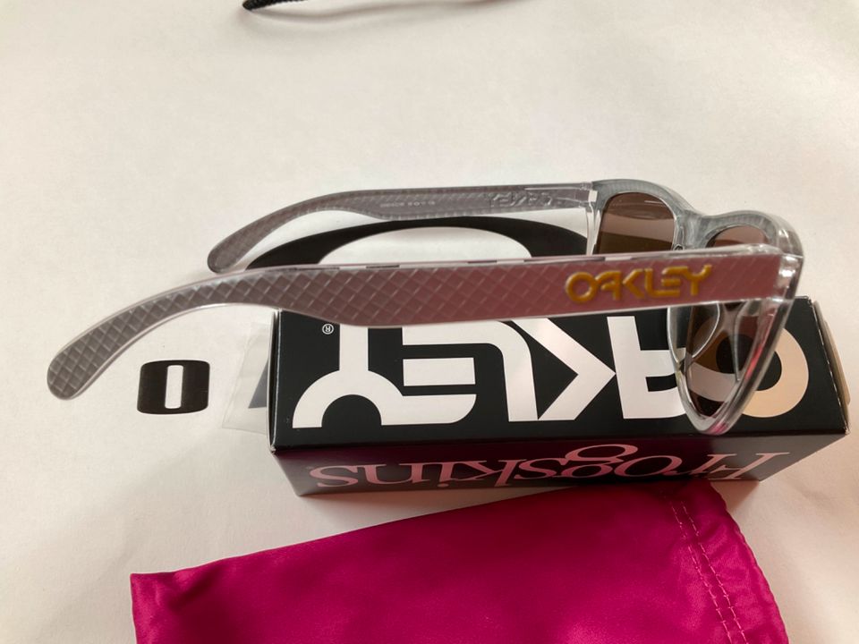 OAKLEY NEU Frogskins Checkbox Silver / Fire Iridium in Heusweiler