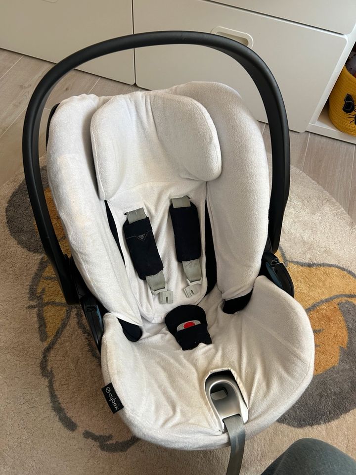 Cybex Babyschale mit Sommer Bezug und Isofix Station in Lörrach