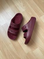 Crocs Slides Pantoletten Hausschuhe Fell weinrot 37/38 M5/W7 Baden-Württemberg - Metzingen Vorschau