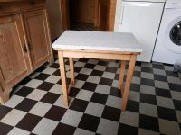 Kleiner Tisch aus Holz mit Marmorplatte Niedersachsen - Lüneburg Vorschau