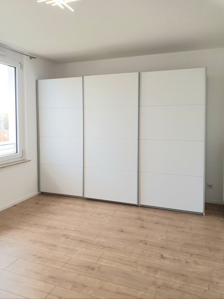 Kleiderschrank 270cm Schiebetüren Weiß in Frankfurt am Main