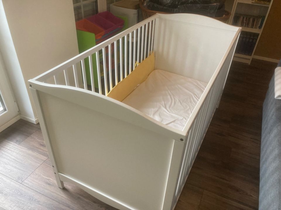 Babybett Ikea SMÅGÖRA 70x140 cm mit Matraze - guter Zustand in Schwepnitz