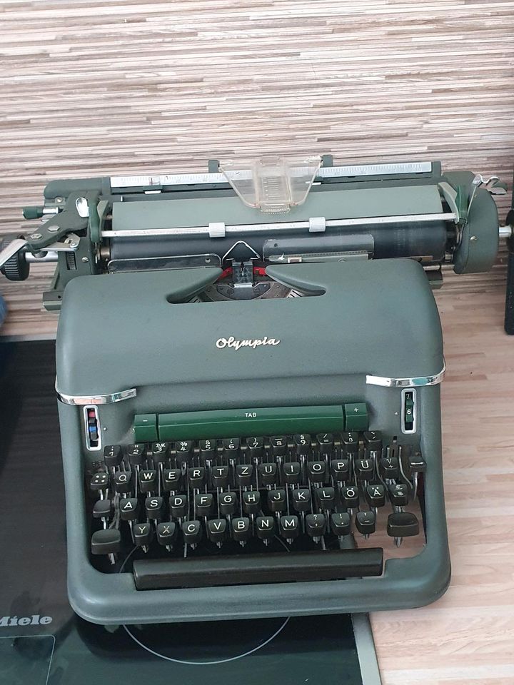 Olympia Schreibmaschine, top erhalten mit Abdeckung in Insul Ahr