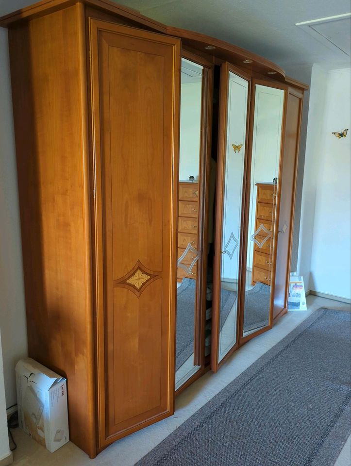 Schlafzimmer-Schrank braun, 2,5 Meter, mit Spiegeln in Schkeuditz