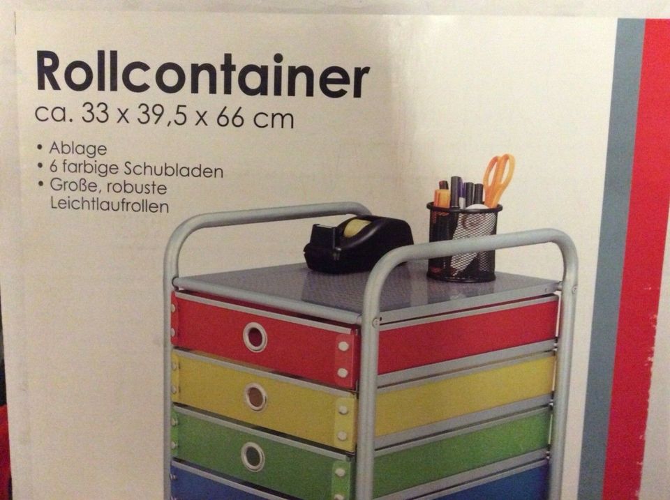 Noch verpackten Rollcontainer und ein s. Abz. in Berlin