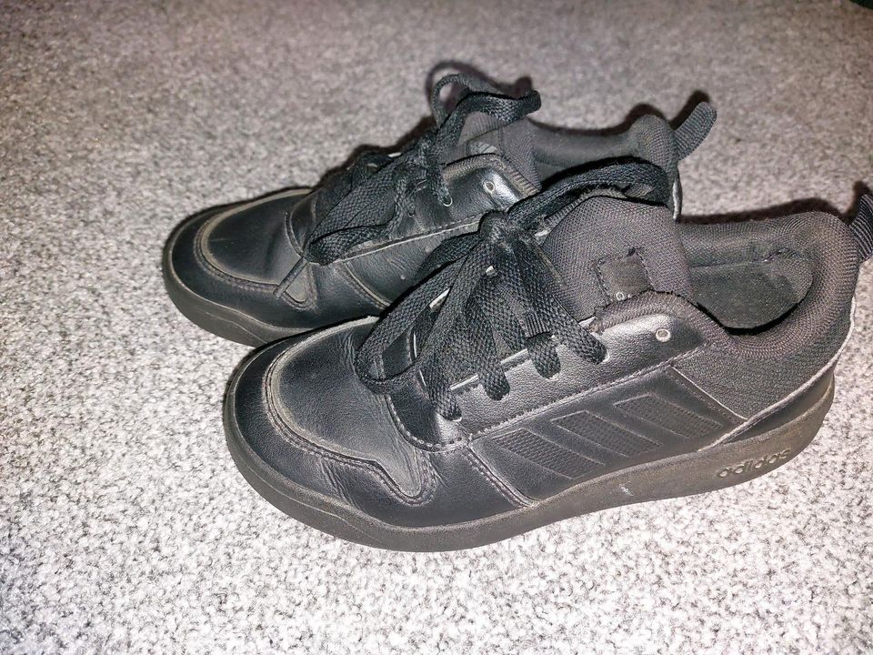 Adidas Turnschuhe in Völschow