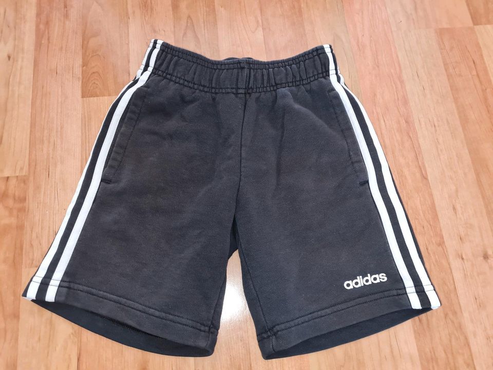 Adidas kurze schwarze Hose Gr. 140 in Michendorf