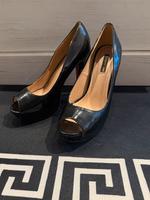 Verführerische High Heels in Schwarzlack mit roter Sohle — Gr. 39 Niedersachsen - Barsinghausen Vorschau