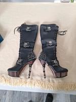 Extravagante Stiefel mit Totenkopf Sachsen - Kamenz Vorschau