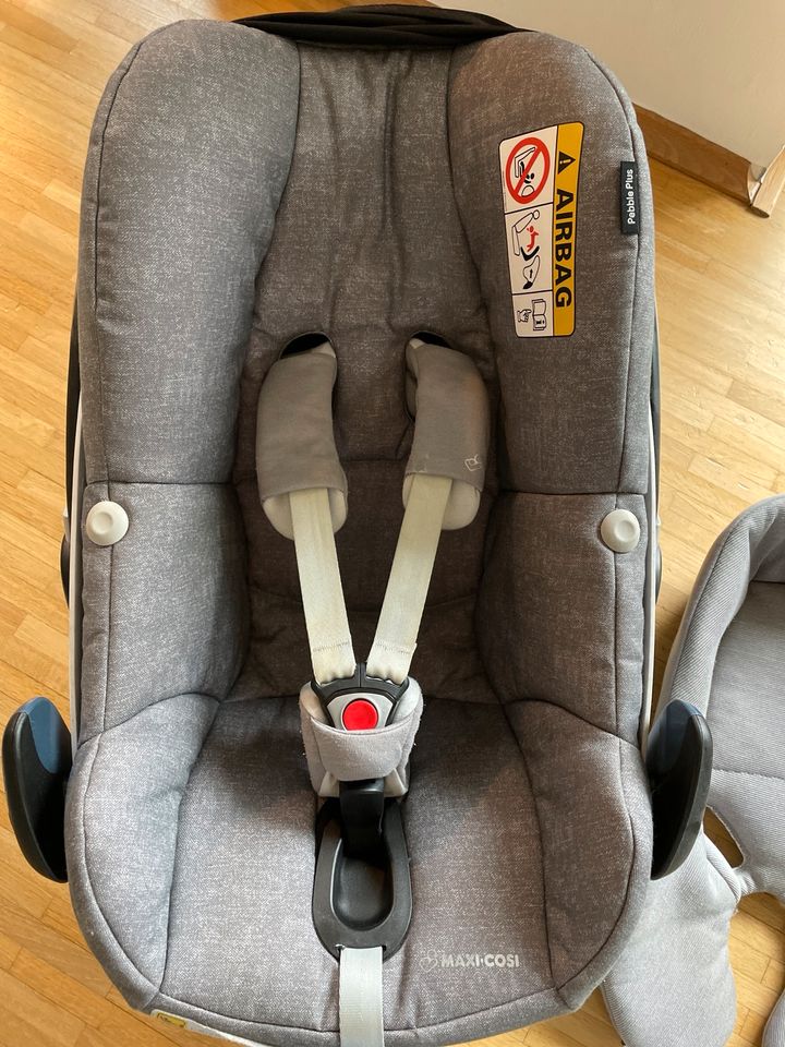 Maxi Cosi Pebble Plus + Sitzverkleinerer in Essen