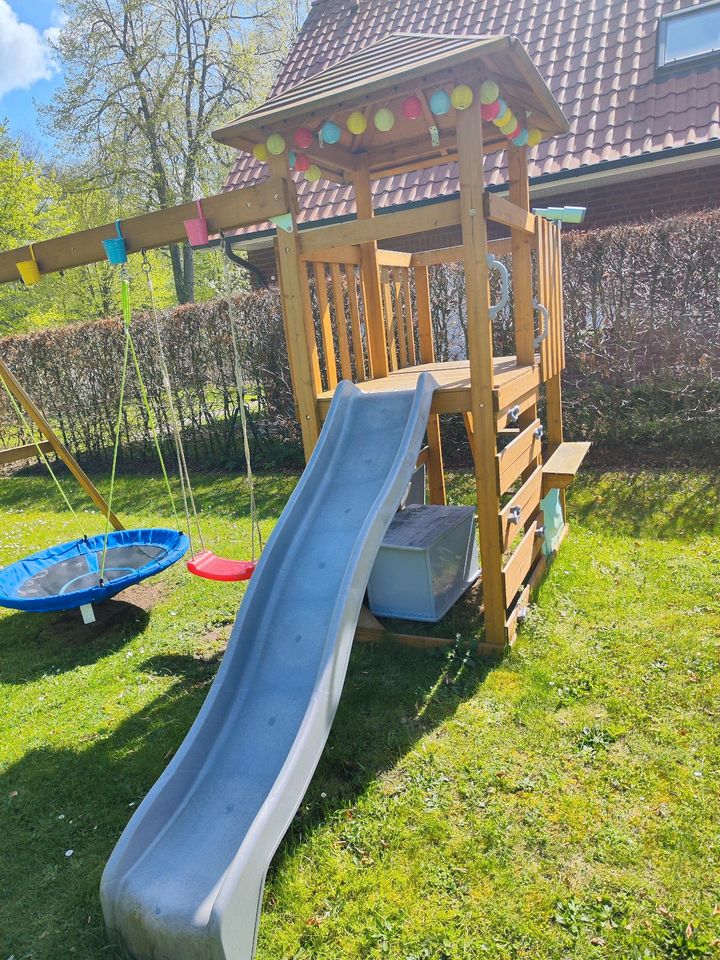 Spielehaus mit Rutsche Schaukel Kletterturm Gerüst in Grambek