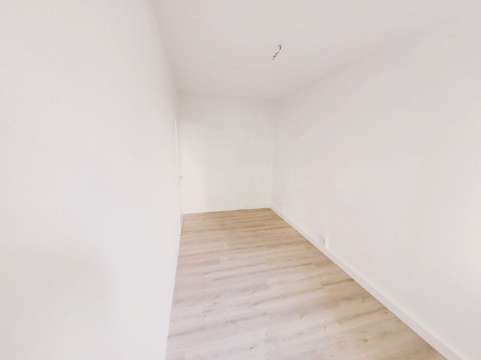 Frisch sanierte und modernisierte helle 57,94 qm 3-Zimmer Wohnung mit Balkon, mitten im Grünen mit Garten Mitbenutzung, Parkplatz direkt vor der Haustür, nur 1 min. zum Supermarkt! in Osterfeld