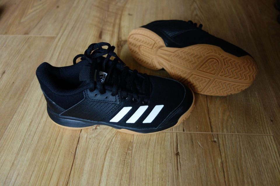 Hallensportschuh Adidas in Krauschwitz