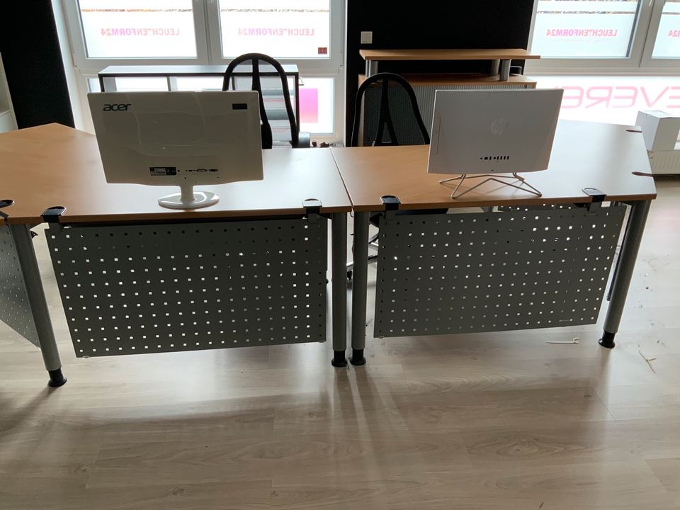 Schreibtisch—Set mit 2 Bürostühlen und Aktenschrank in Lindlar