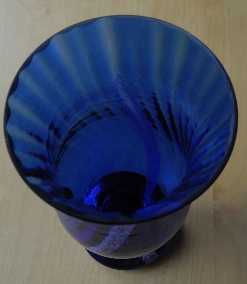 Vase aus Glas Pokal- Kelchform; blau mit weiß geschwungenem Strei in Neustadt an der Weinstraße