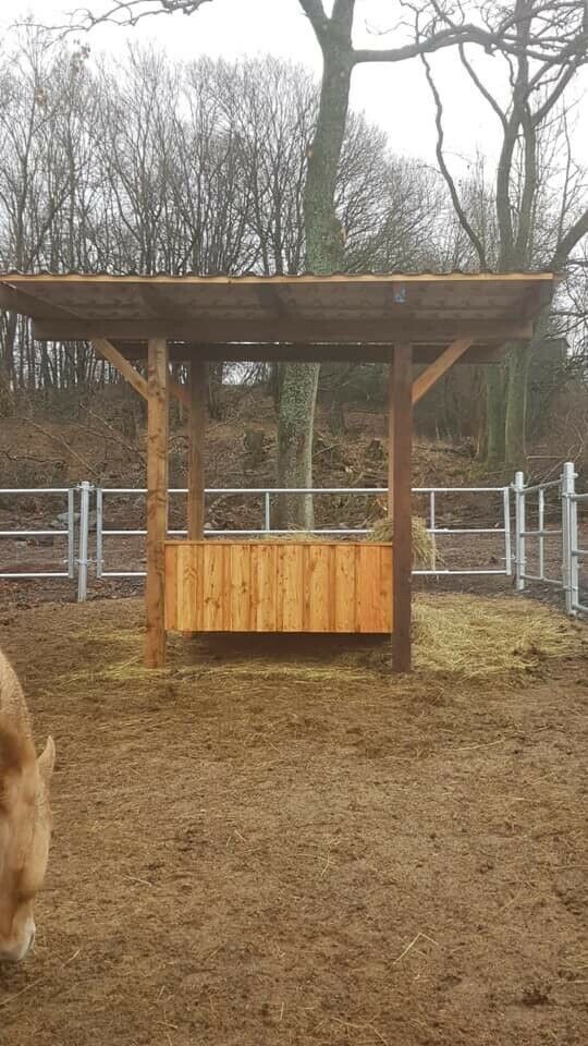 Heuraufe xl mit 5 x 5 Dach für Rundballen aus Lärche in Elbingen Westerwald