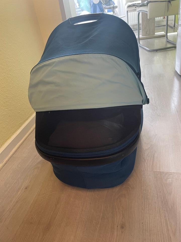 Blauer Kinderwagen Maxi-Cosi + Babywanne auch in Blau in Neuss