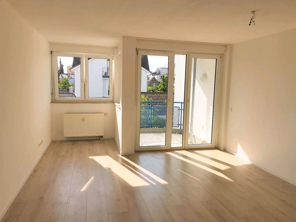 Helle, moderne 2 Zi. Wohnung mit Balkon und Wannenbad in Langen in Langen (Hessen)