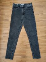 Grau/ schwarze Levi's Jeans high super Skinny in 30/29 München - Bogenhausen Vorschau