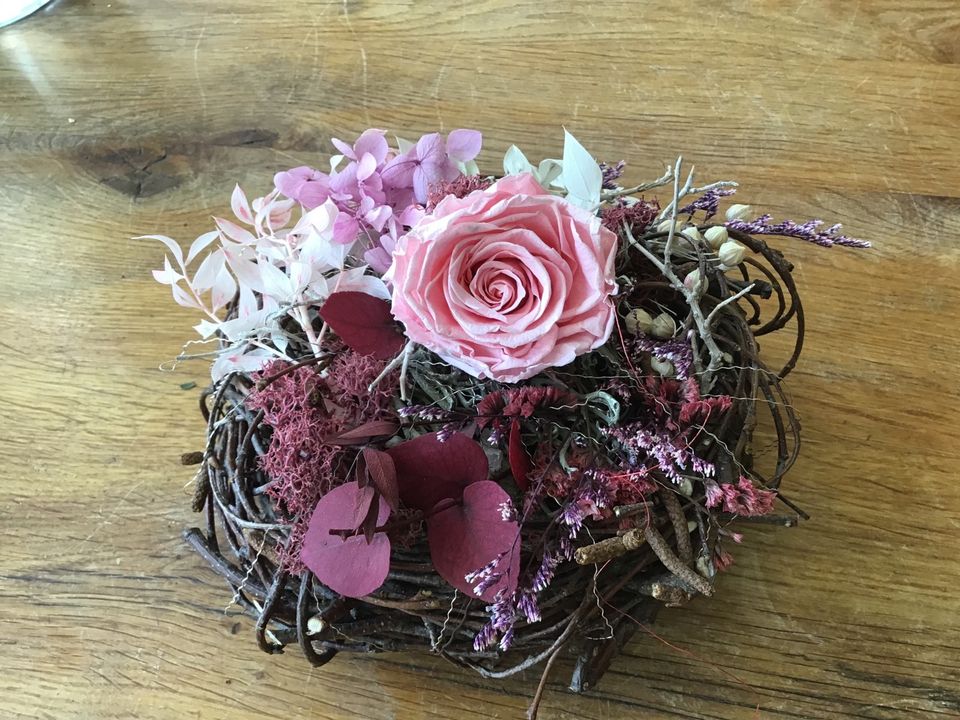 Gesteck mit stabilisierter Rose, Tischdeko, Muttertag, Blume in Flintsbach am Inn