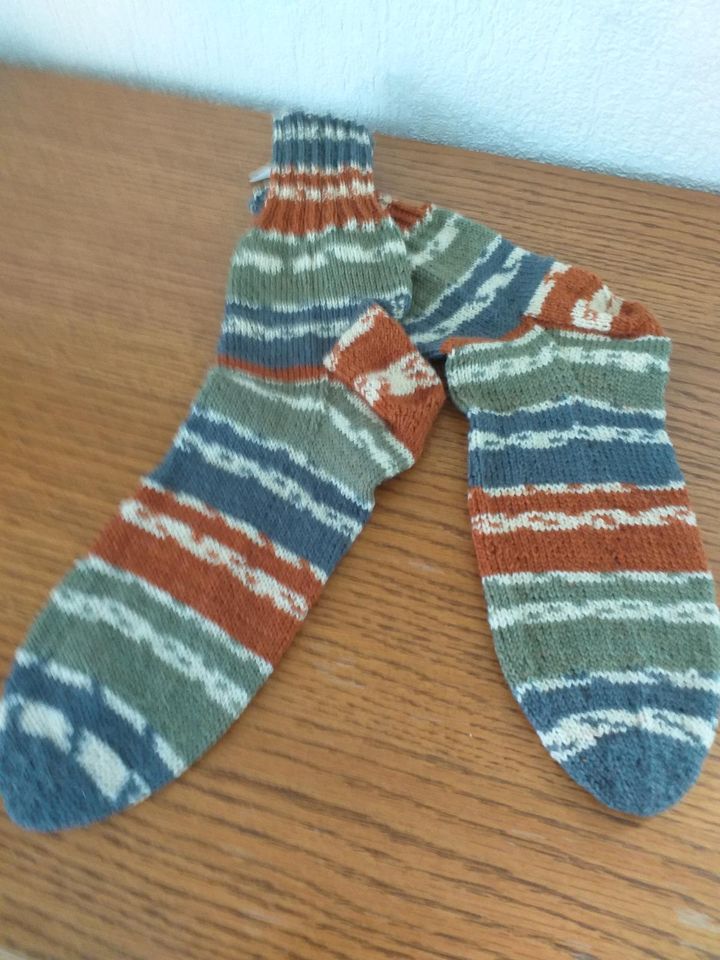 Handgestrickte Socken aus 4 facher Sockenwolle in Tuttlingen