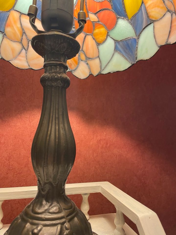 Alte Tiffany Lampe , 47 hoch , 30cm Durchmesser vom Lampenschirm in Hettstedt