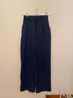 Monki weite Hose Stoffhose blau gestreift Nadelstreifen S 36 34 Berlin - Lichtenberg Vorschau