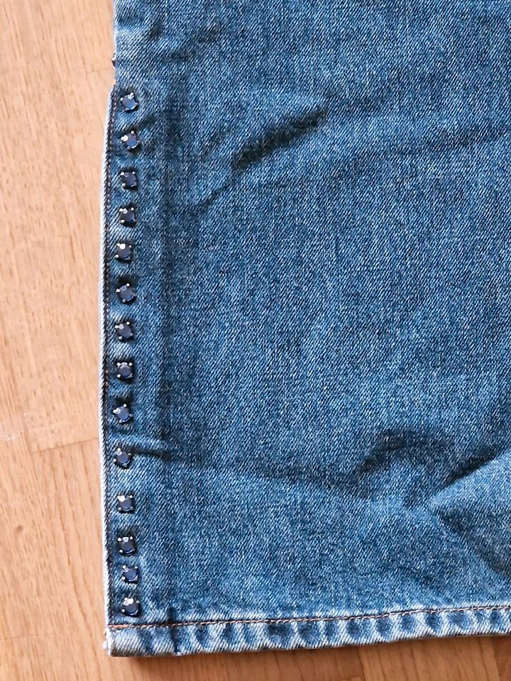 DKNY Jeans mit blauen Strass - Steinen in Newel