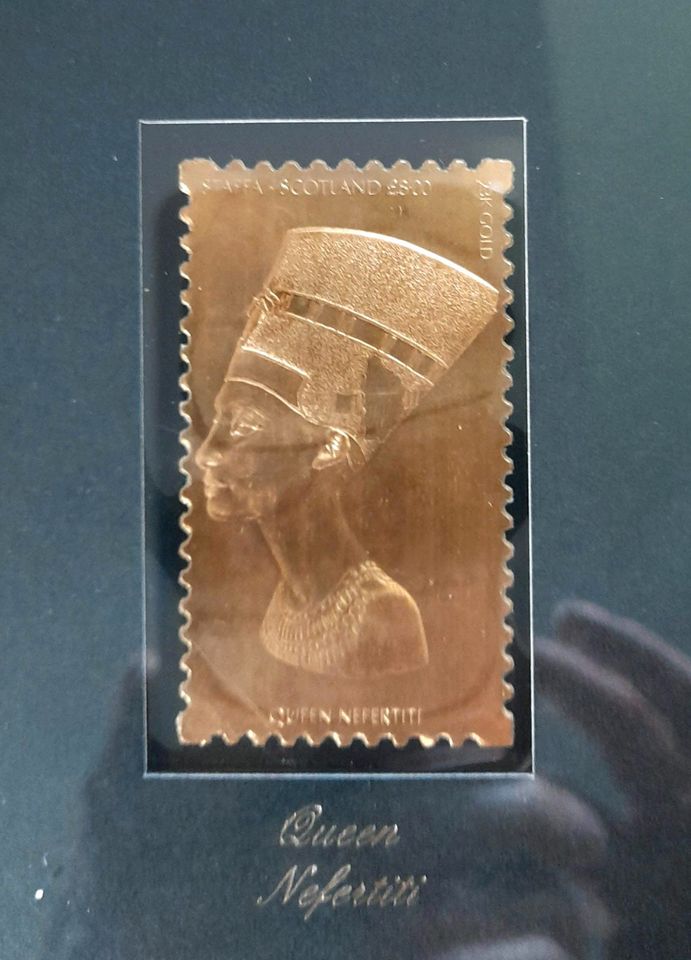 2 Gold-Briefmarken hinter Glas mit Rahmen in Essen