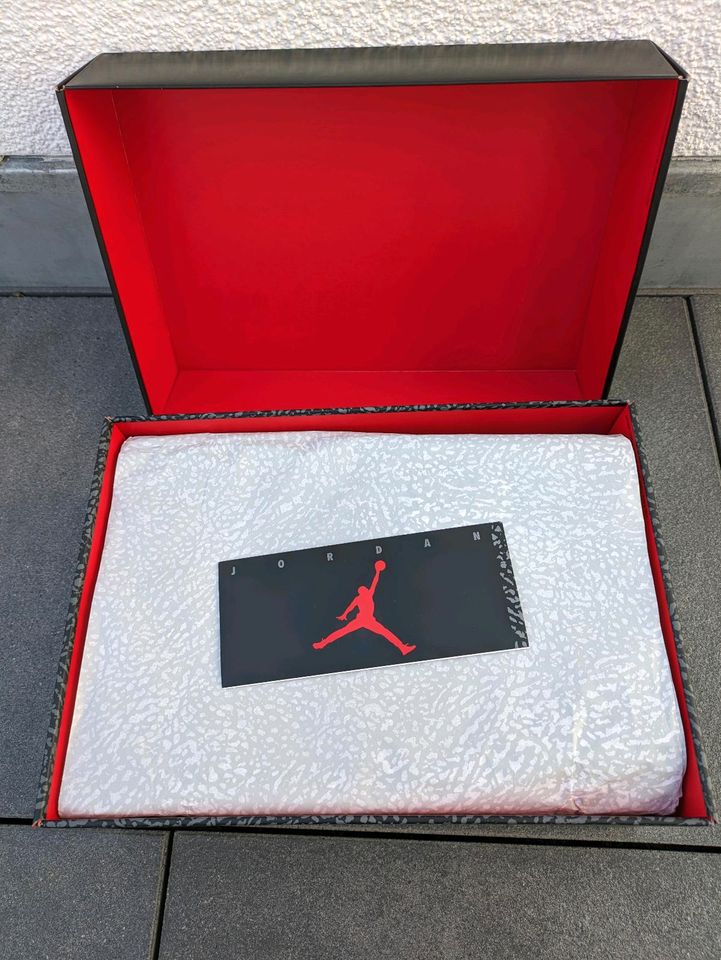 Nike Air Jordan 3 Fire Red 2022 neu Gr. 42,5 in München