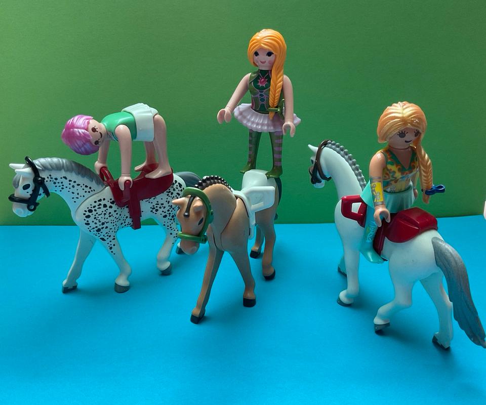 Playmobil Kunstreiterinnen mit Pferd Zirkus Reiterhof voltigieren in Rieseby