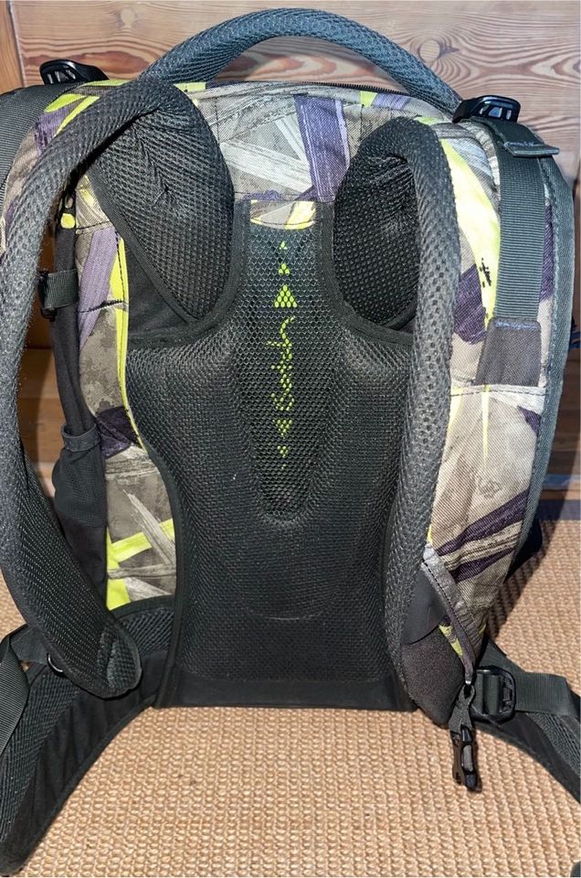 Satch Schulrucksack mit Sporttasche und Regencape in Stadt Wehlen