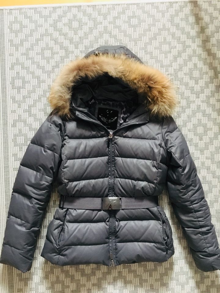 Daunen Winterjacke Gr. 36 Premium gefüttert grau tailliert in Buch a. Erlbach