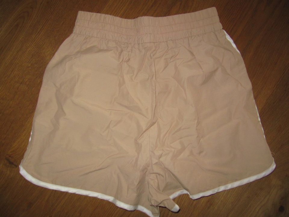 Zara Shorts beige S wie NEU in Bremen