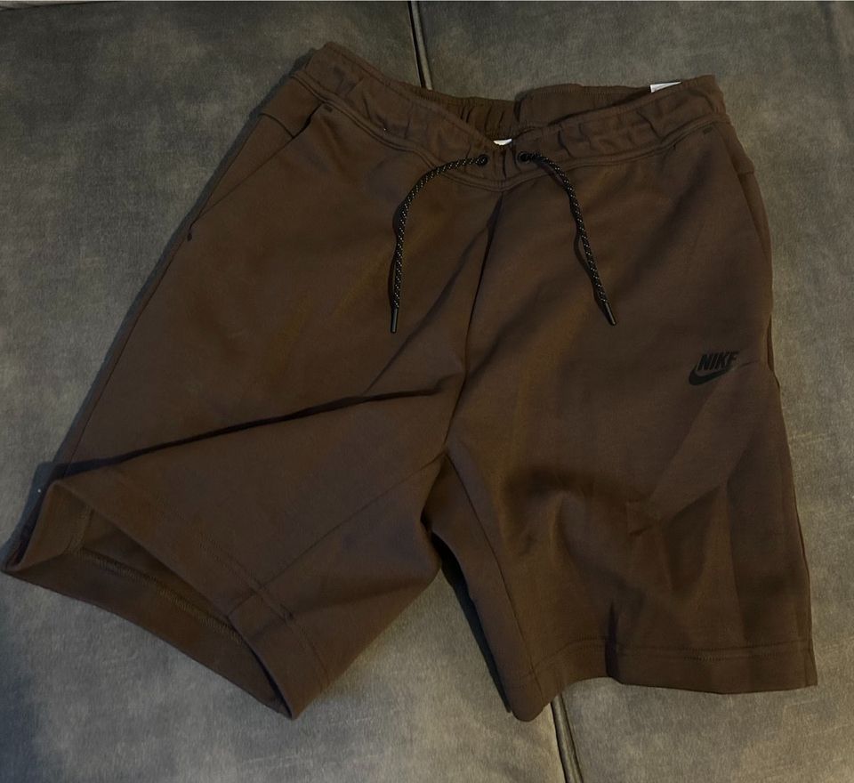 Nike Tech Fleece Shorts Gr. M NEU braun in Aachen