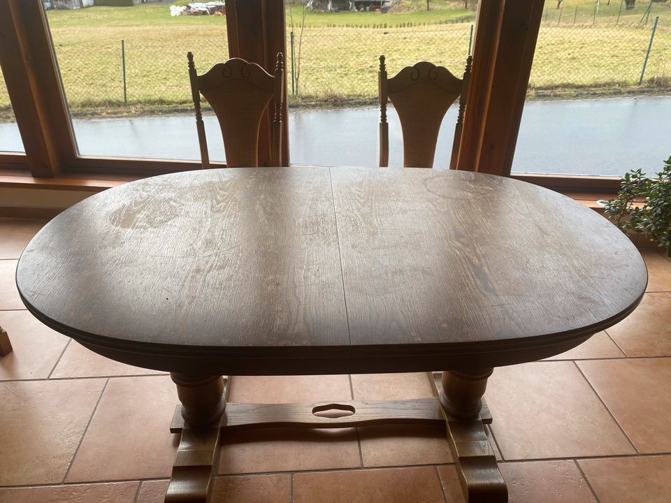 Tisch oval, ausziehbar in Berkatal