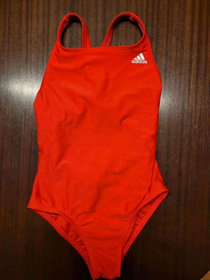 Inkl. Versand NEU Adidas Badeanzug Schwimmanzug 116-122 rot in Düsseldorf