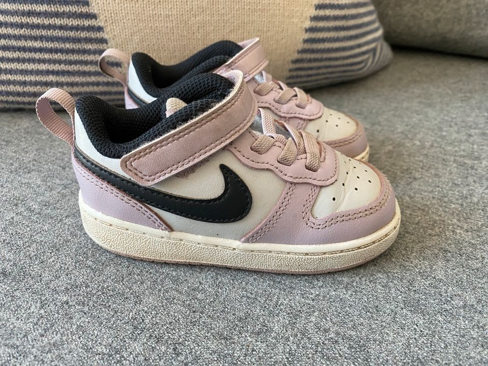 süße NIKE Kinder Sneaker Turnschuhe flieder pastell Gr. 23.5 in Hamburg