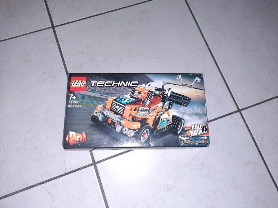 Lego Technik 2 in 1 Race Truck und F1 Wagen 42104 in Wörth a. Main