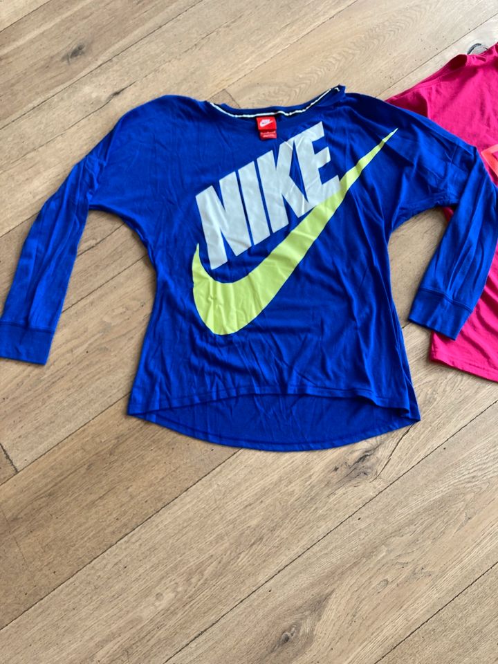 Sportshirts Nike und Adidas in Kasseburg