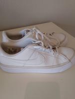 Nike Turnschuhe weiß Größe 38 Niedersachsen - Geestland Vorschau
