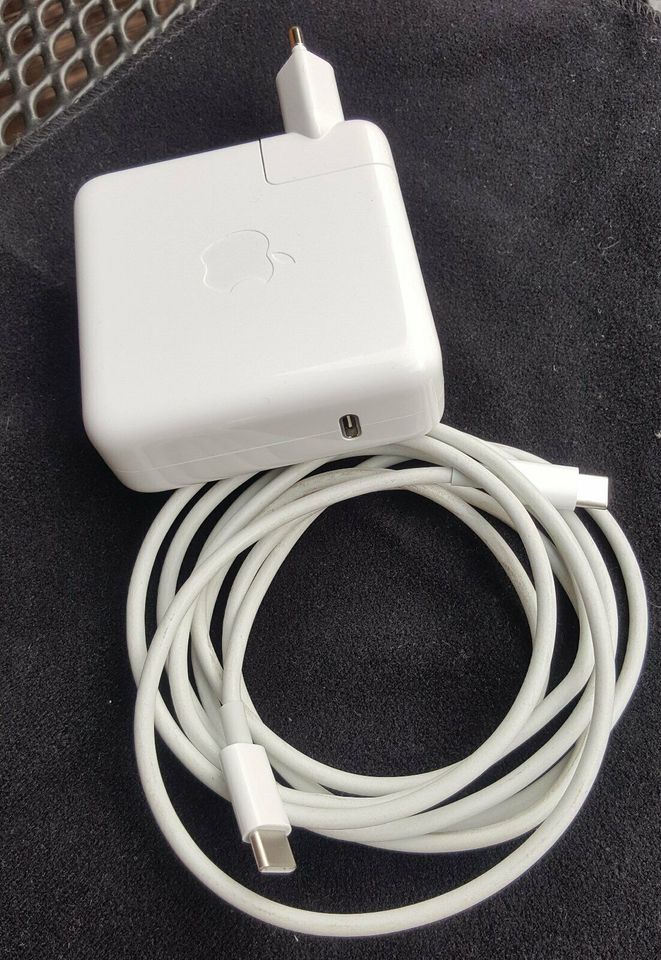 Apple USB-C Power Adapter mit Apple USB-C Charge Cable (2 m) in Hamburg