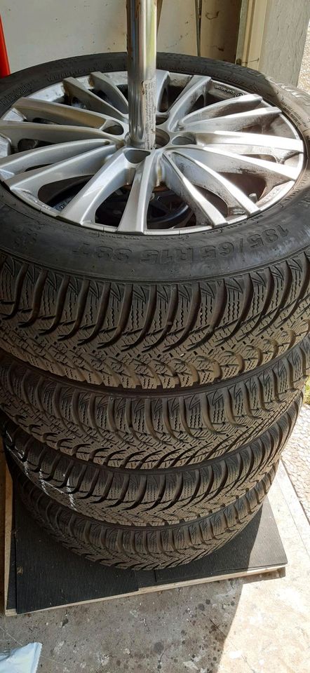 4 Stück KIA RIO Alufelgen mit Winterreifen (M+S) 185/65 R15 in Vellmar