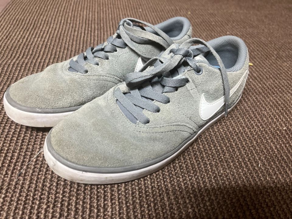 Nike Sneaker Hellgrau Gr 39 in Oberau