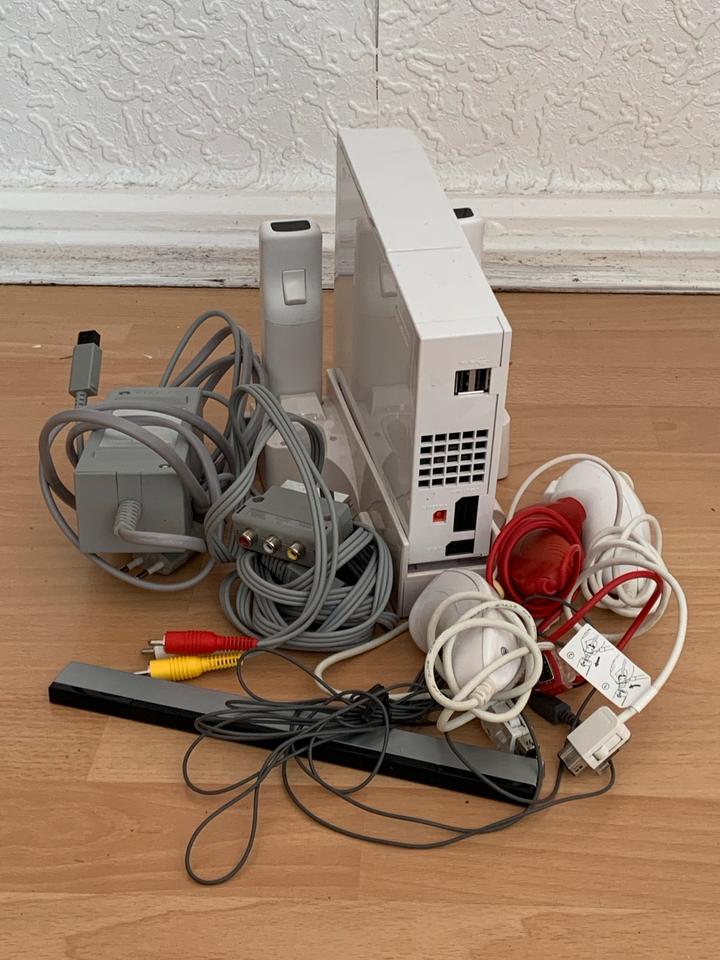 NINTENDO WII KONSOLE MIT CONTROLLER UND ZUBEHÖR KABEL in Essen