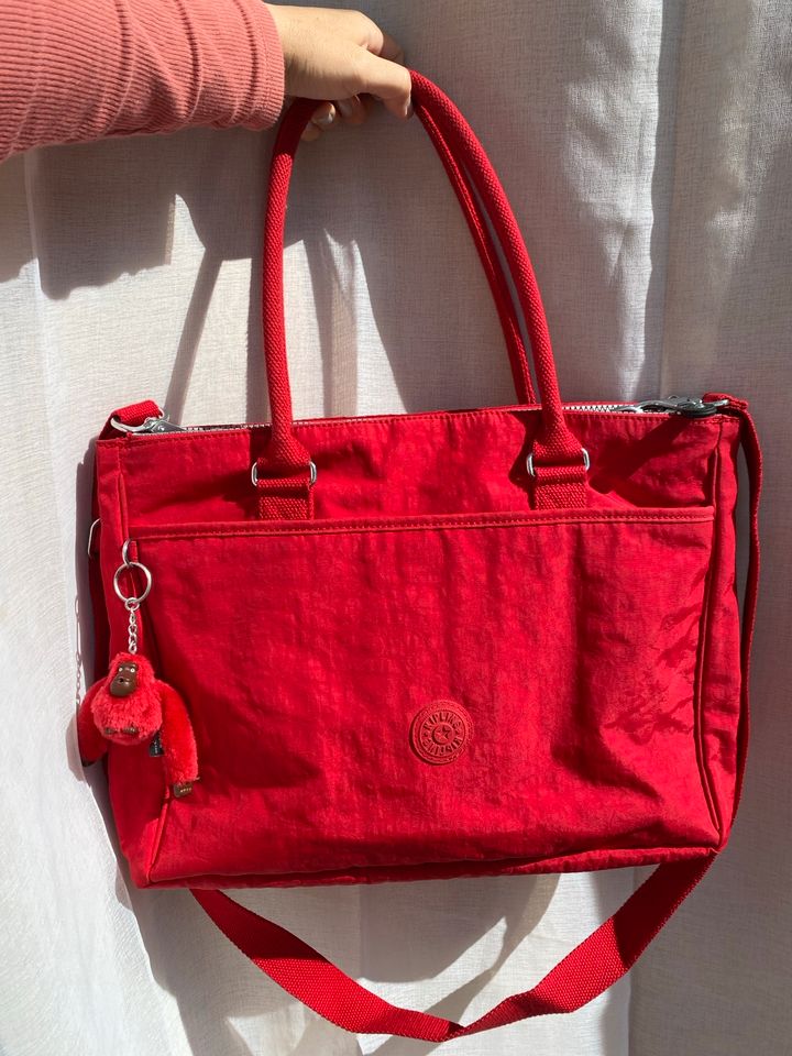 Große Rote Kipling Tasche mit sehr viel Stauraum in Neu-Isenburg