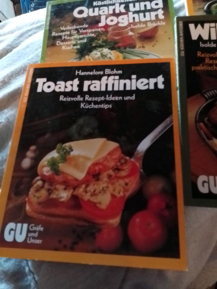 verschiedene GU Kochbücher,z.B. Vegetarisch, oder Spanisch kochen in Rust