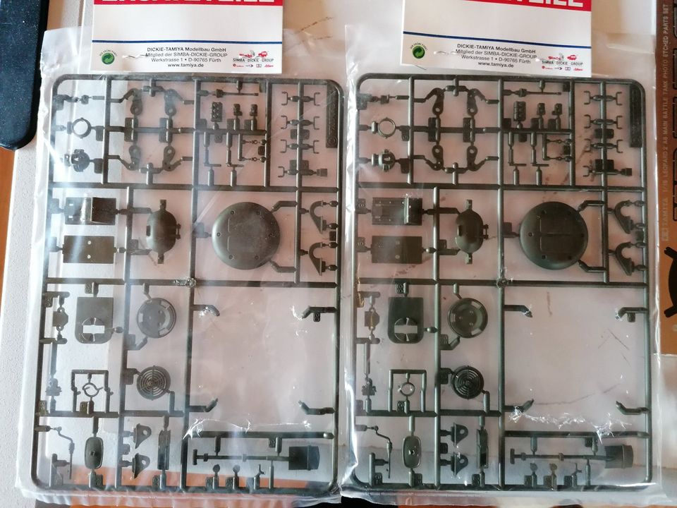 Tamiya Leopard 2A6 1:16 mit umfangreichem Zubehör in Flieden