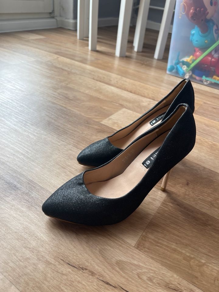 2 schwarze high heels in Berlin